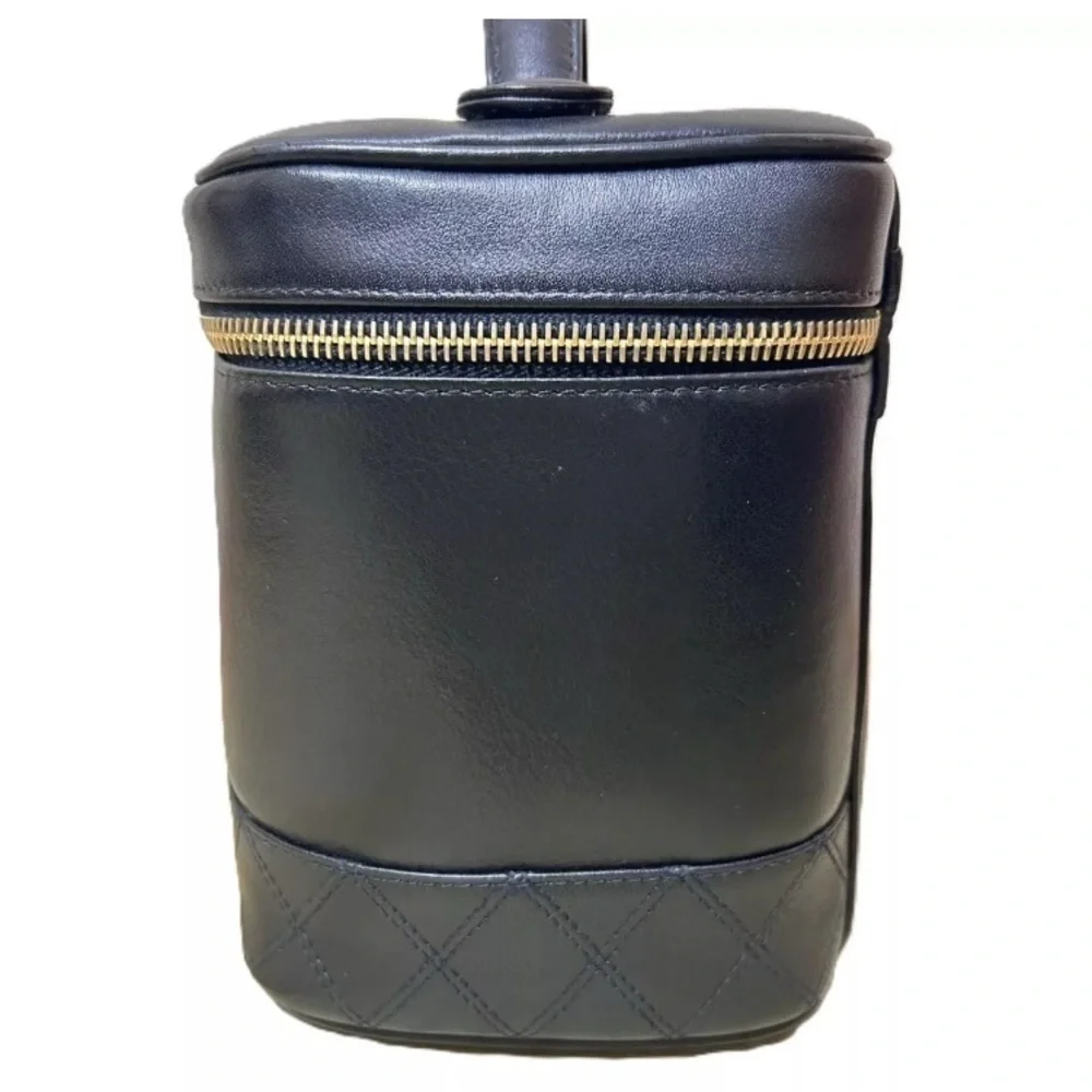 CHANEL Black leather Vintage Vanity Gold Colored CC - Rank AB